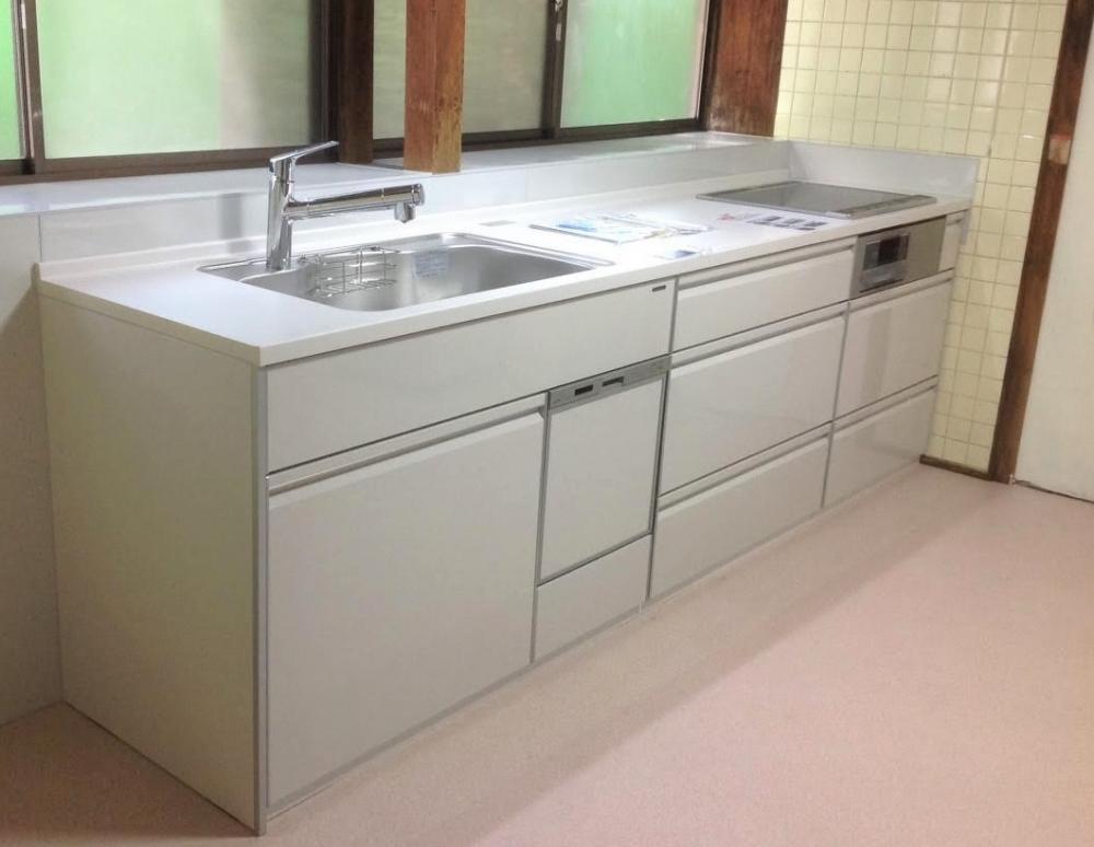 たっぷり収納で台所スッキリ システムキッチンリフォーム 日本全国のキッチン 浴室水廻りのリフォームのことならエネサンス