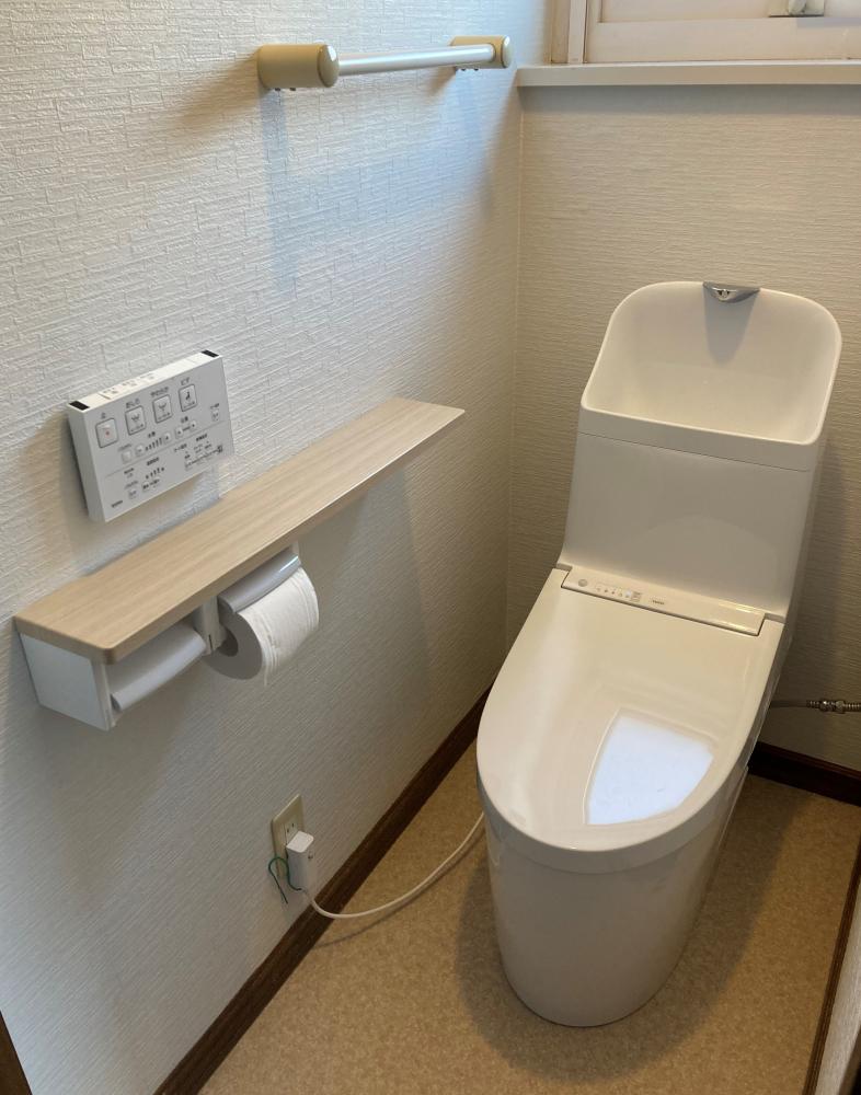 壊れたトイレを交換！手元に小物を置けるカウンターも設置