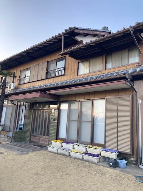 玄関屋根リフォームでモダンな雰囲気に一変！（関東）