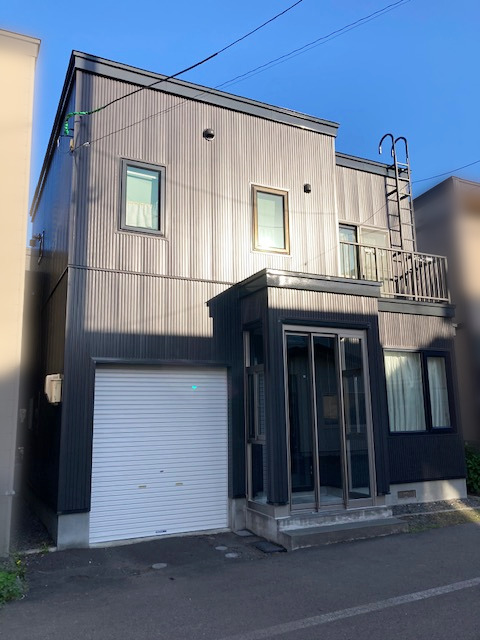 色あせと白カビをキレイに!風除室設置で冬も安心!(北海道)