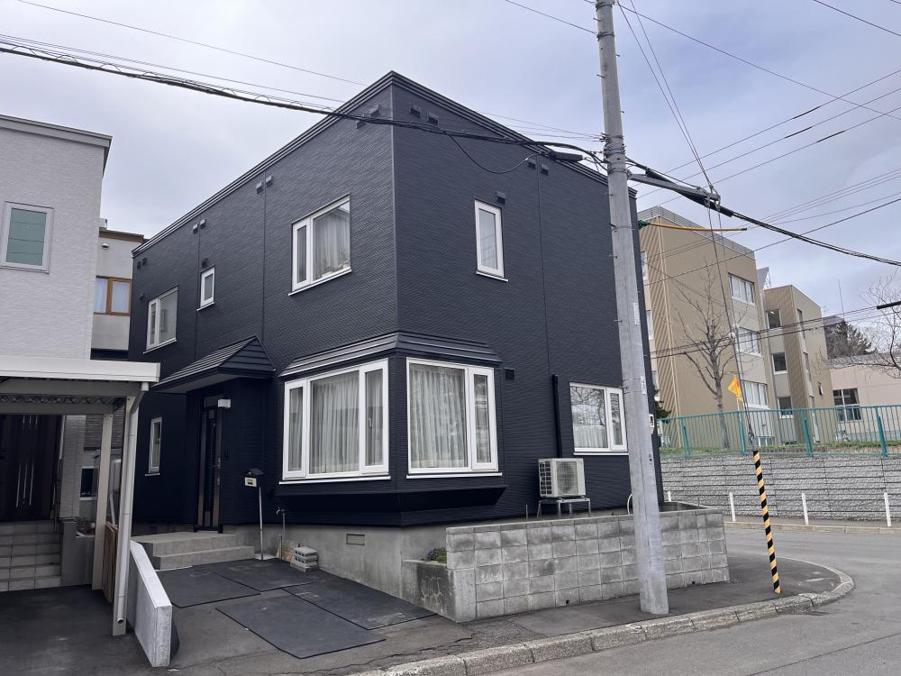 【北海道札幌市】ブルーダークグレーの外壁で洗練された雰囲気へ　金属サイディング重ね張り
