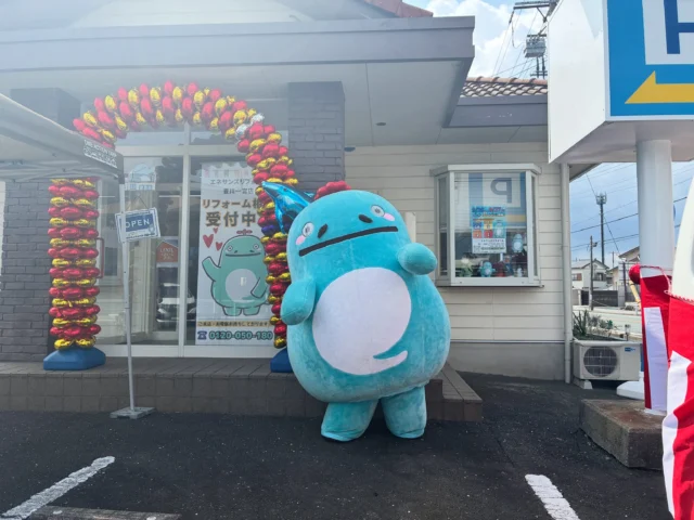 いよいよ明日！「エネサンスリフォーム 豊川一宮店」のプレオープンイベントが開催ということで「エネさん」が遊びに来ています🎉
明日も明後日もお店の前では、「エネさん」が、皆さまをお出迎えしていますよ💙  
9/26(土)・27(日)の2日間！
楽しい企画や、ご来場プレゼントもご用意しています🎁✨  
リフォームのご相談はもちろん、「エネさんに会いたい！」という方も大歓迎😆
ぜひご家族そろって遊びに来てくださいね！
スタッフ一同、皆さまのご来店を心よりお待ちしております！
📍場所：愛知県豊川市上野3丁目58  
#エネサンスリフォーム #新城リフォーム #豊川 #豊川イベント #プレオープン